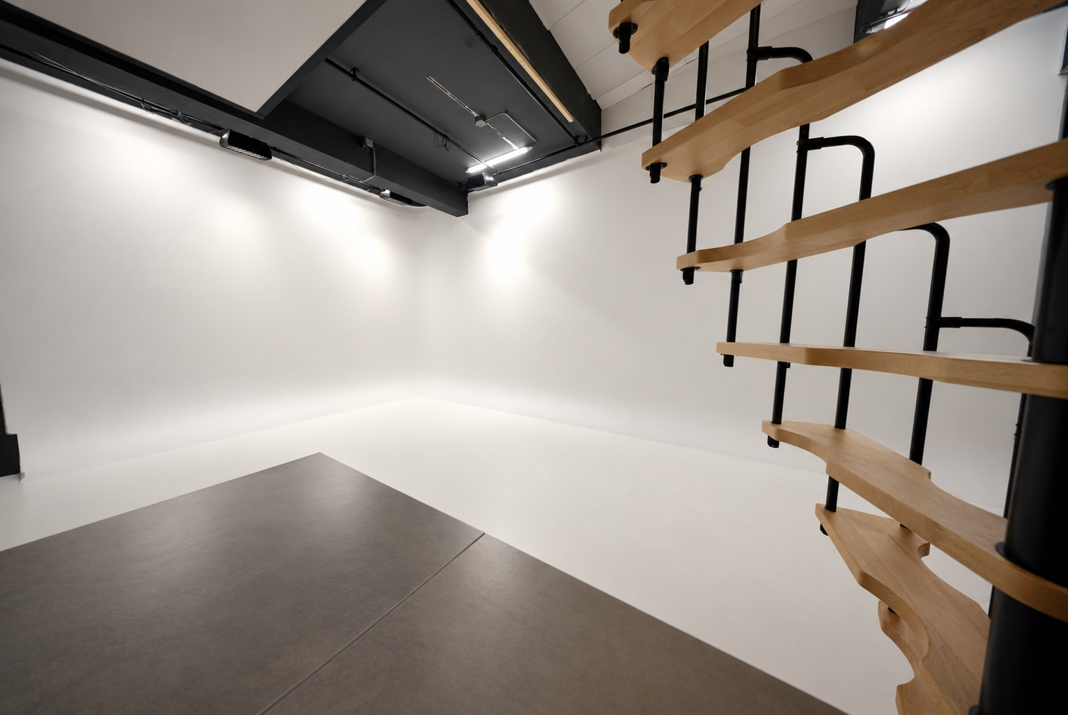 De witte cyclorama met de houten trap rechts in beeld