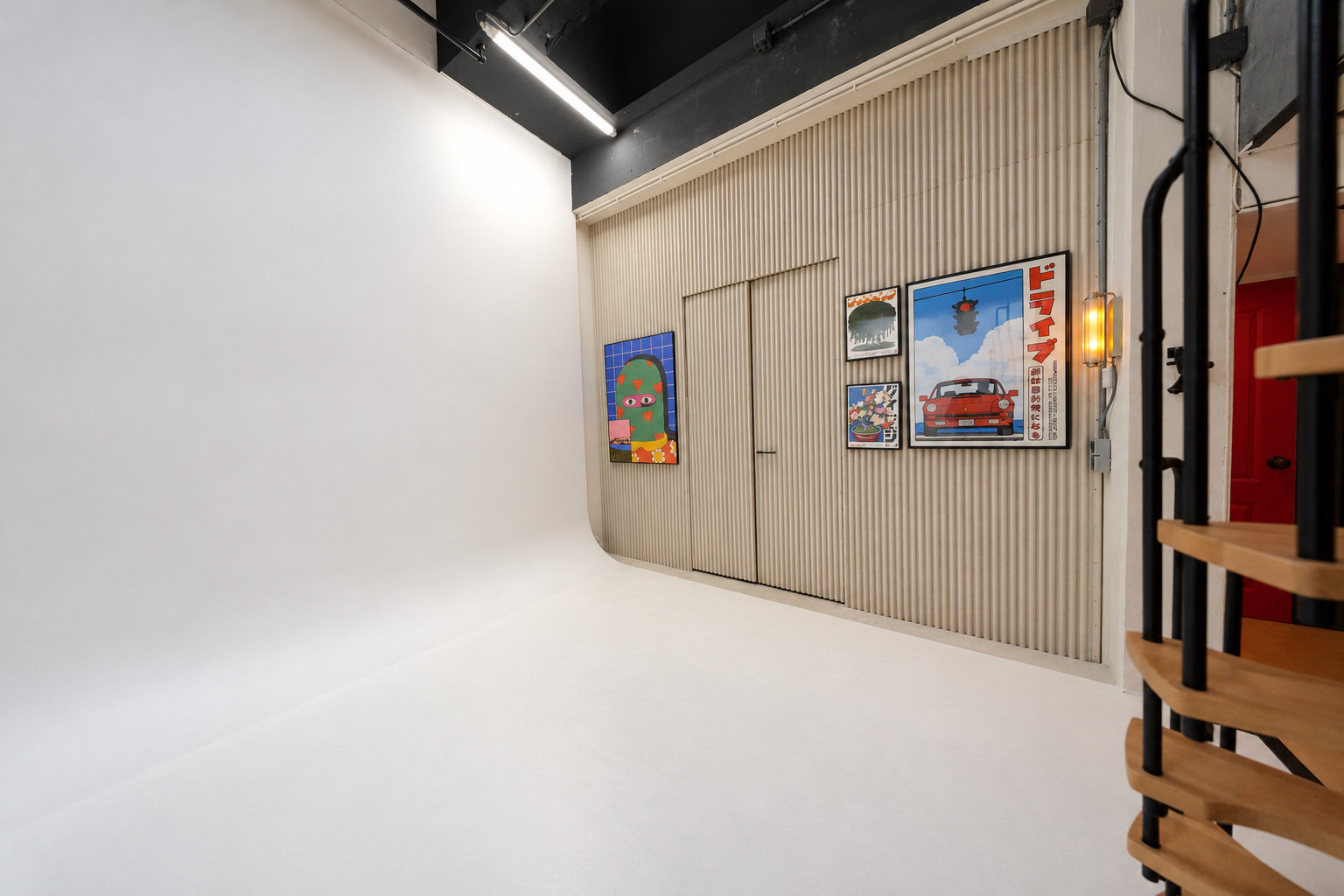 De cyclorama naast de wand met posters en de deur